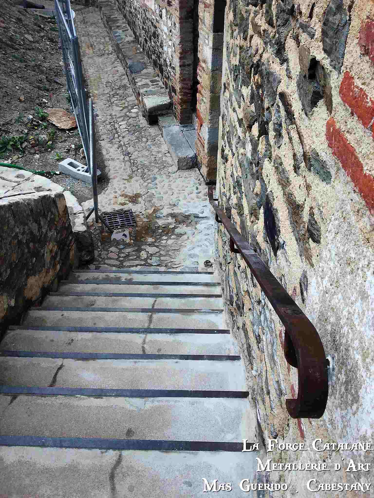 main courante fer plat et crosse arrondi fer forge catalane (5).jpg